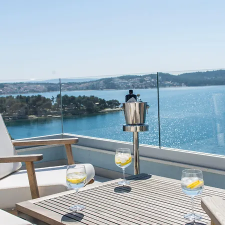 Lägenhet Seafront Luxury Fun Trogir